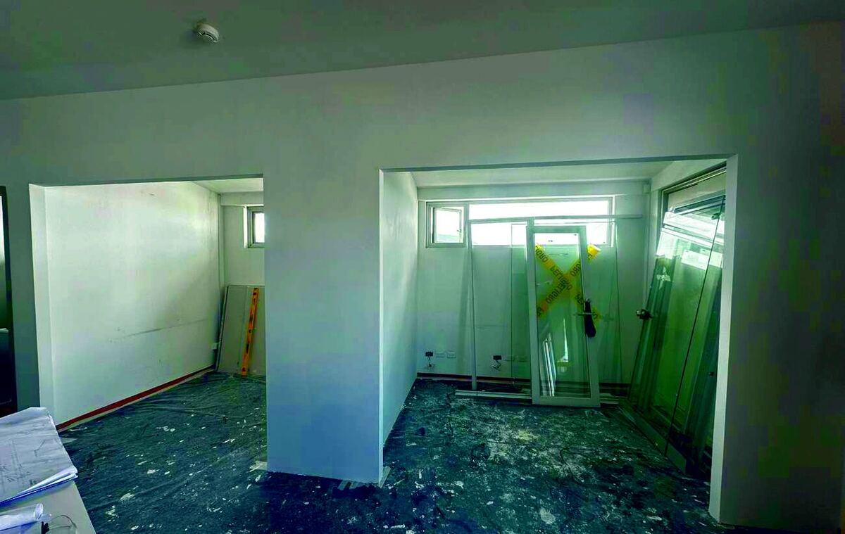 Interior de una planta industrial en obra