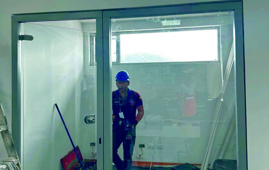 Reinstalación de mamparas de vidrio en las oficinas