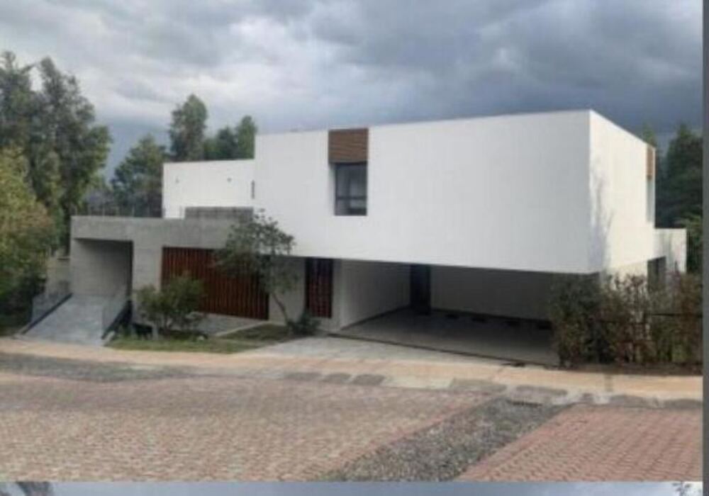 Misle Residence, volumen blanco de hormigón visto sobre el terreno