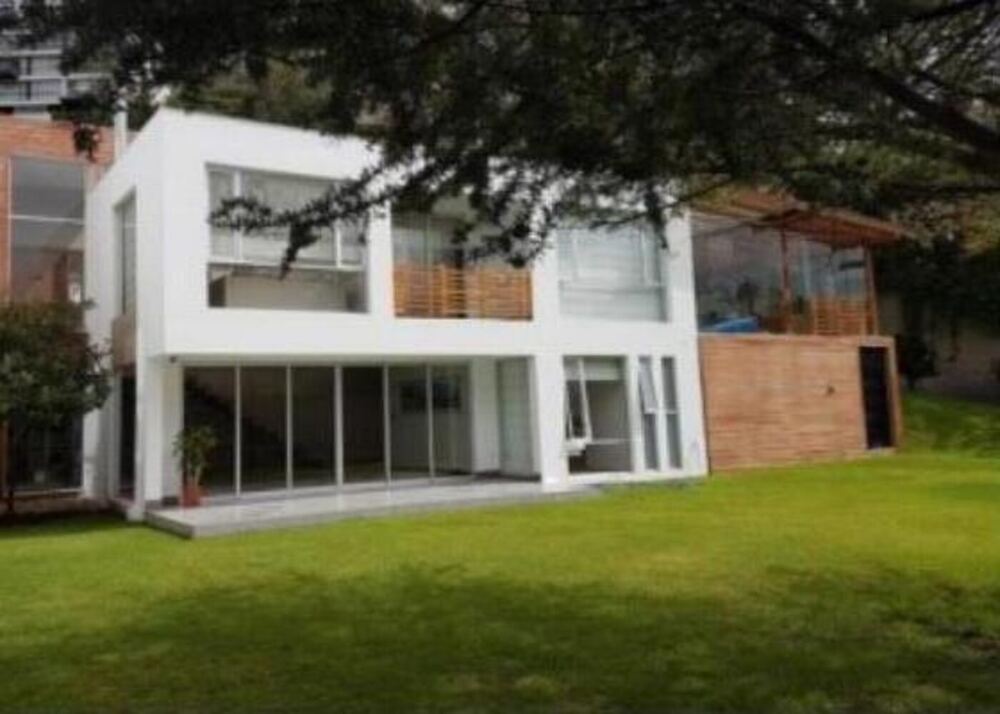 Peñarreta + Gallegos Residence, fachada acristalada y madera sobre el jardín