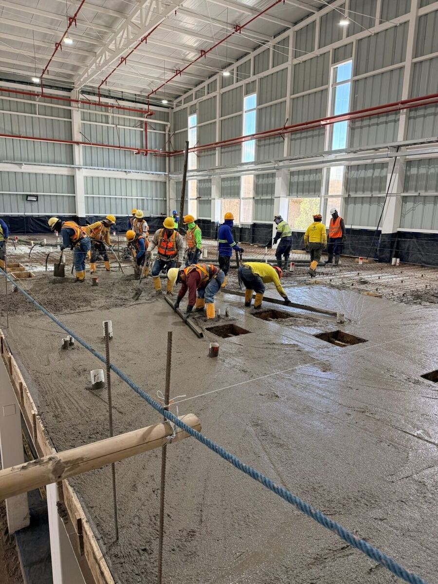 Cuadrilla fundiendo la losa de la Planta de Extractos