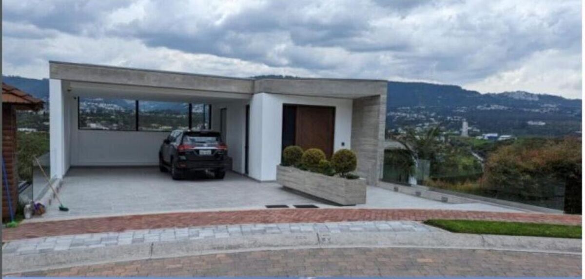 Acceso cubierto de Roman Residence con vista al valle