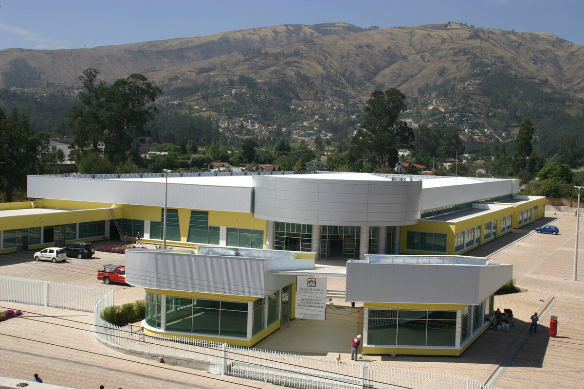 Supermercado Santa María Tumbaco terminado con su plaza de ingreso